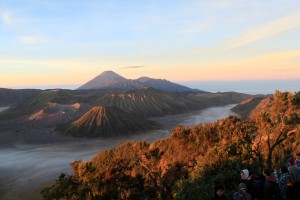Laurent -Lever de soleil sur le volcan Bromo, île de Java (Indonésie)