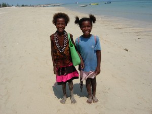 Maurice - enfants sur la plage d'Anakao (Madagascar)